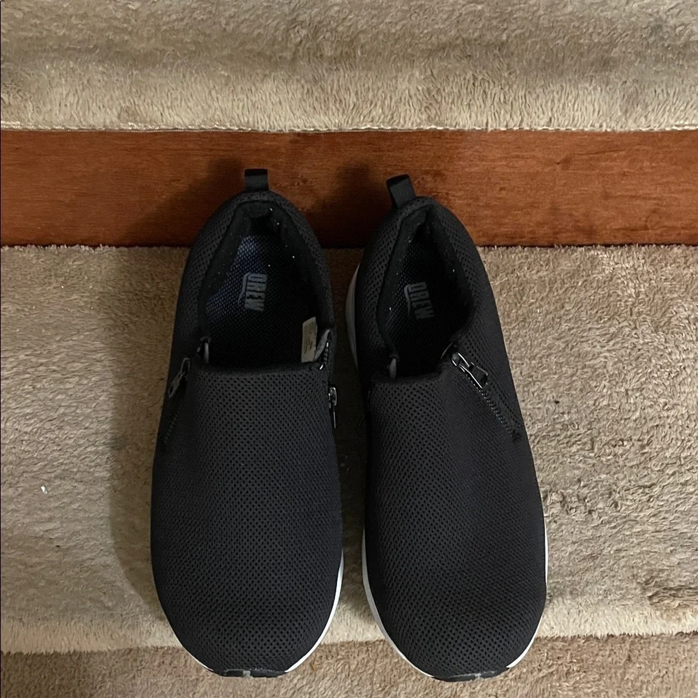 DREW Black Mesh Slip-On Sneakers with White Soles Size 9.5 Like New Condition